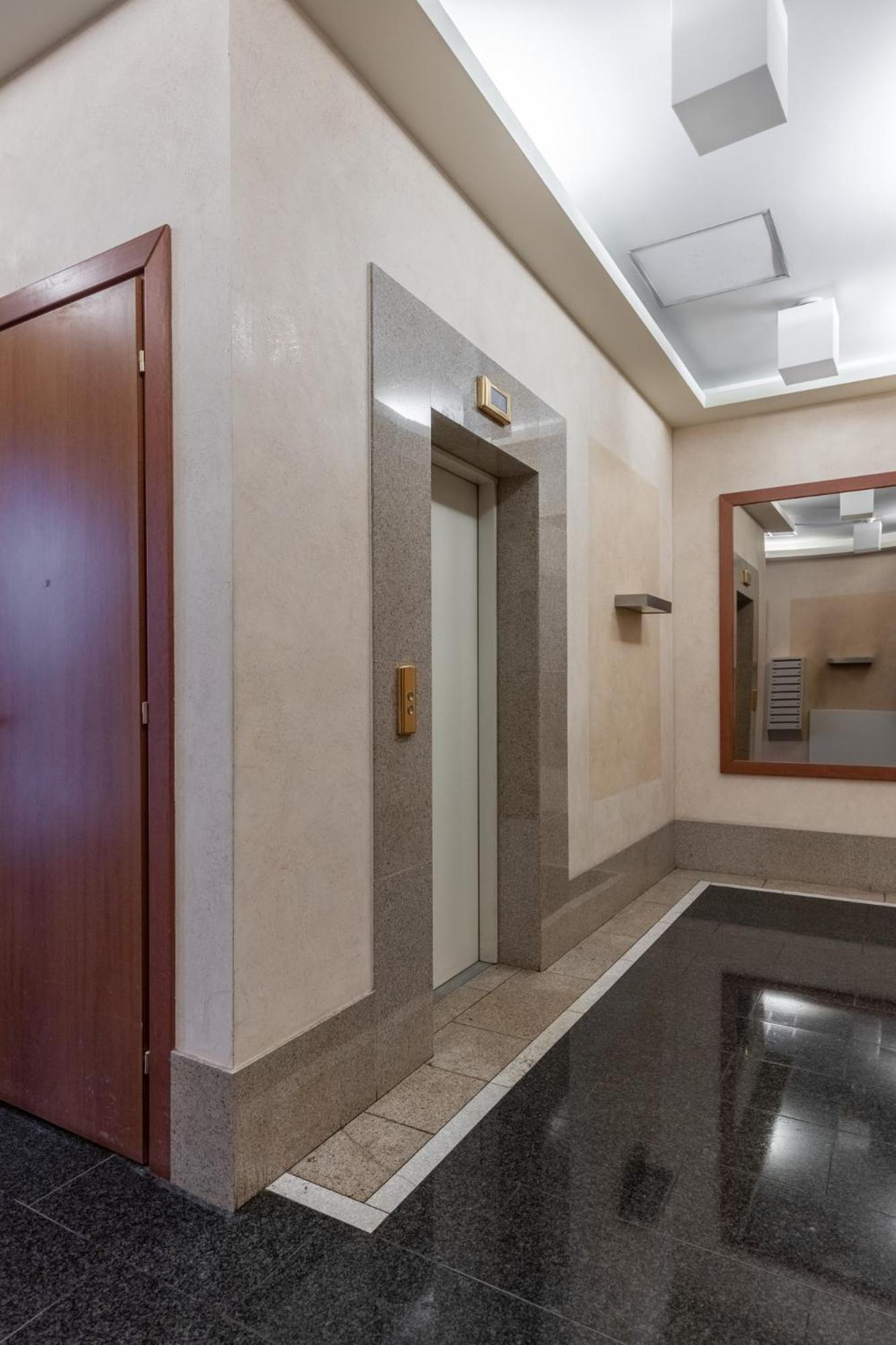 Premier 2bd Old Town Apartment